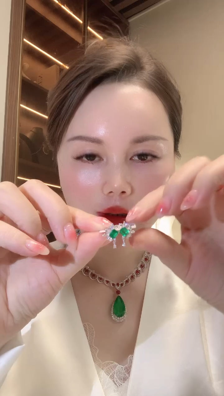 【闪购商品】祖母绿耳饰18K金镶嵌D8/4