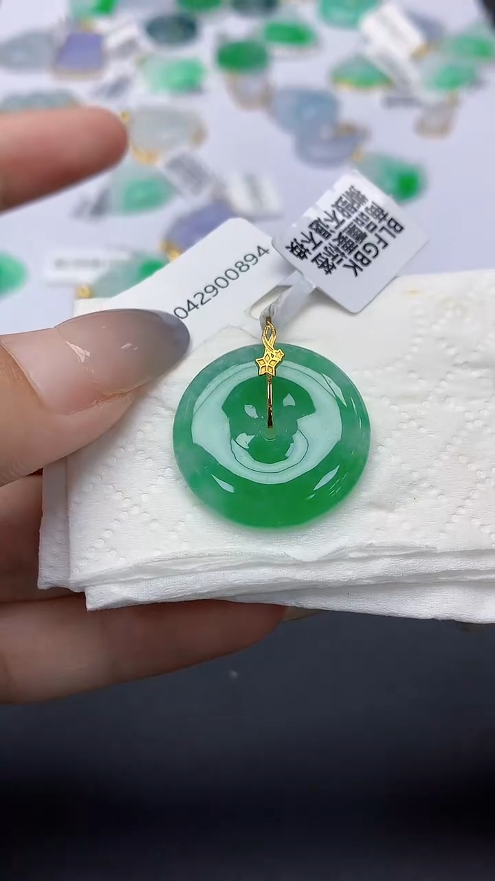 翡翠18K金镶嵌颈饰天然缅甸a货翡翠