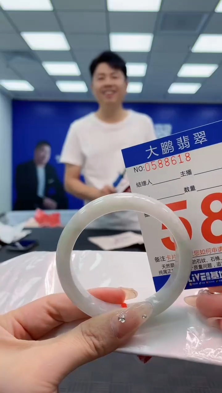 翡翠手镯未镶嵌 AAAAAAAA