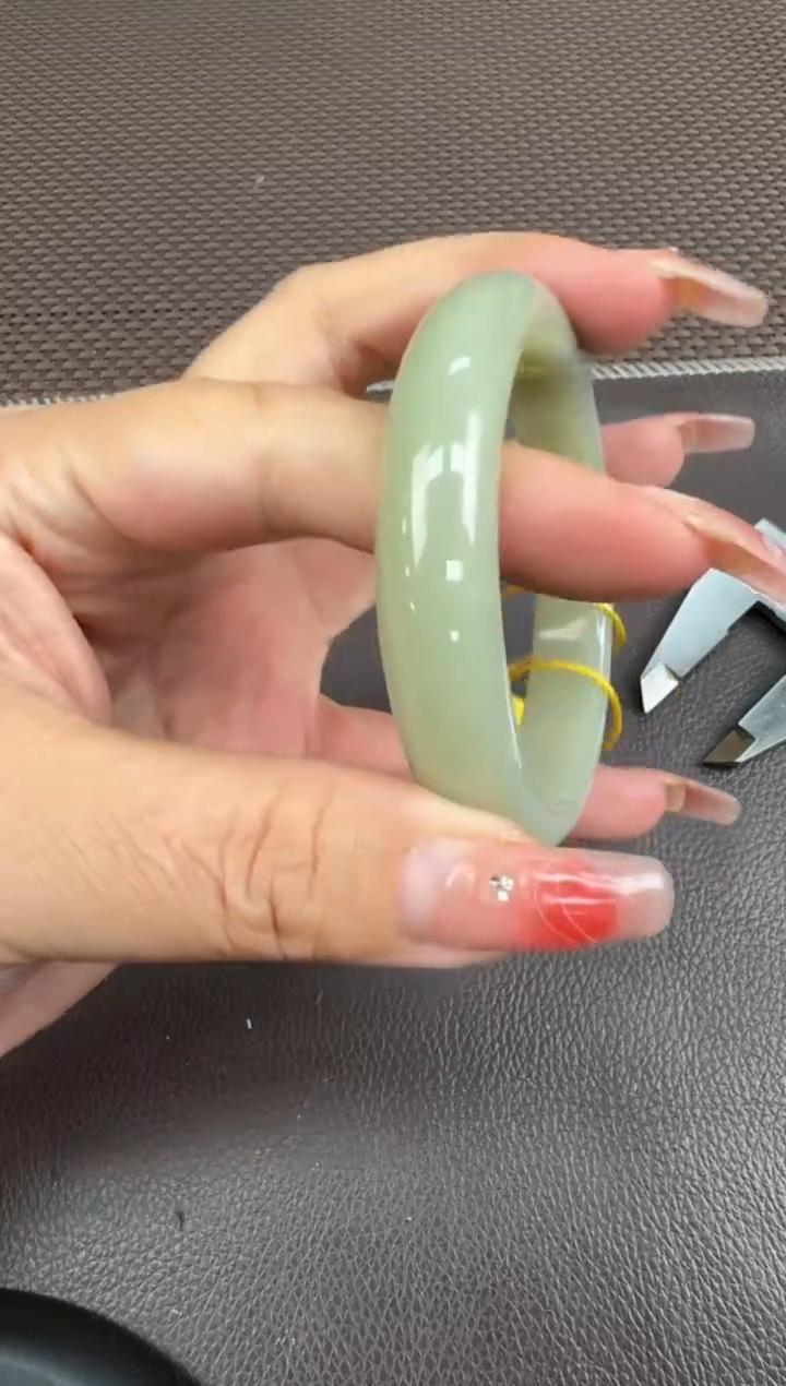 【闪购商品】和田玉手镯未镶嵌55