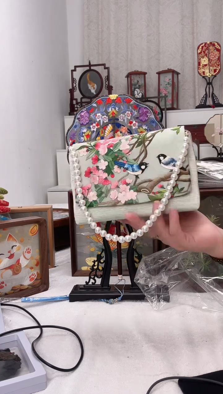 扇子苏绣作品手工豆腐包