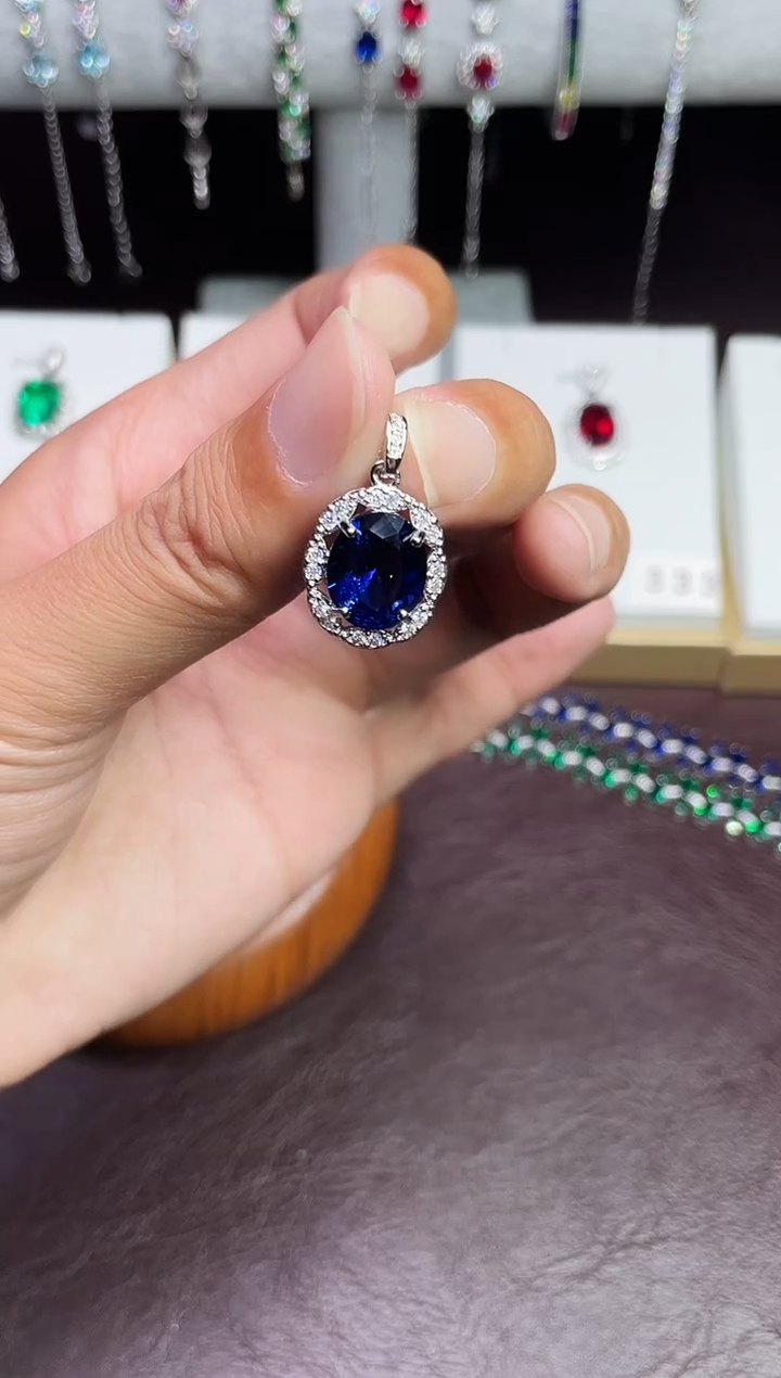 合金颈饰合成钻石蓝宝吊坠