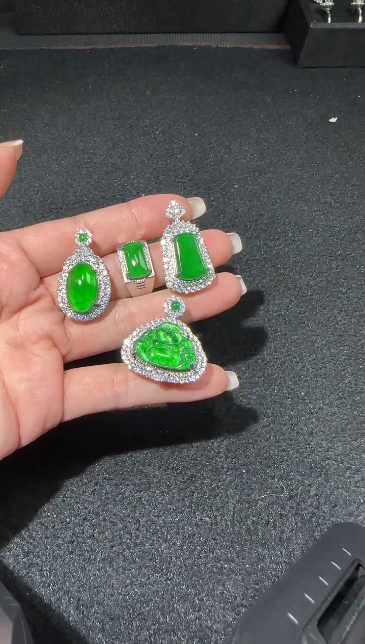 【闪购商品】翡翠吊坠(赠链)未镶嵌多样性发货拍一发四