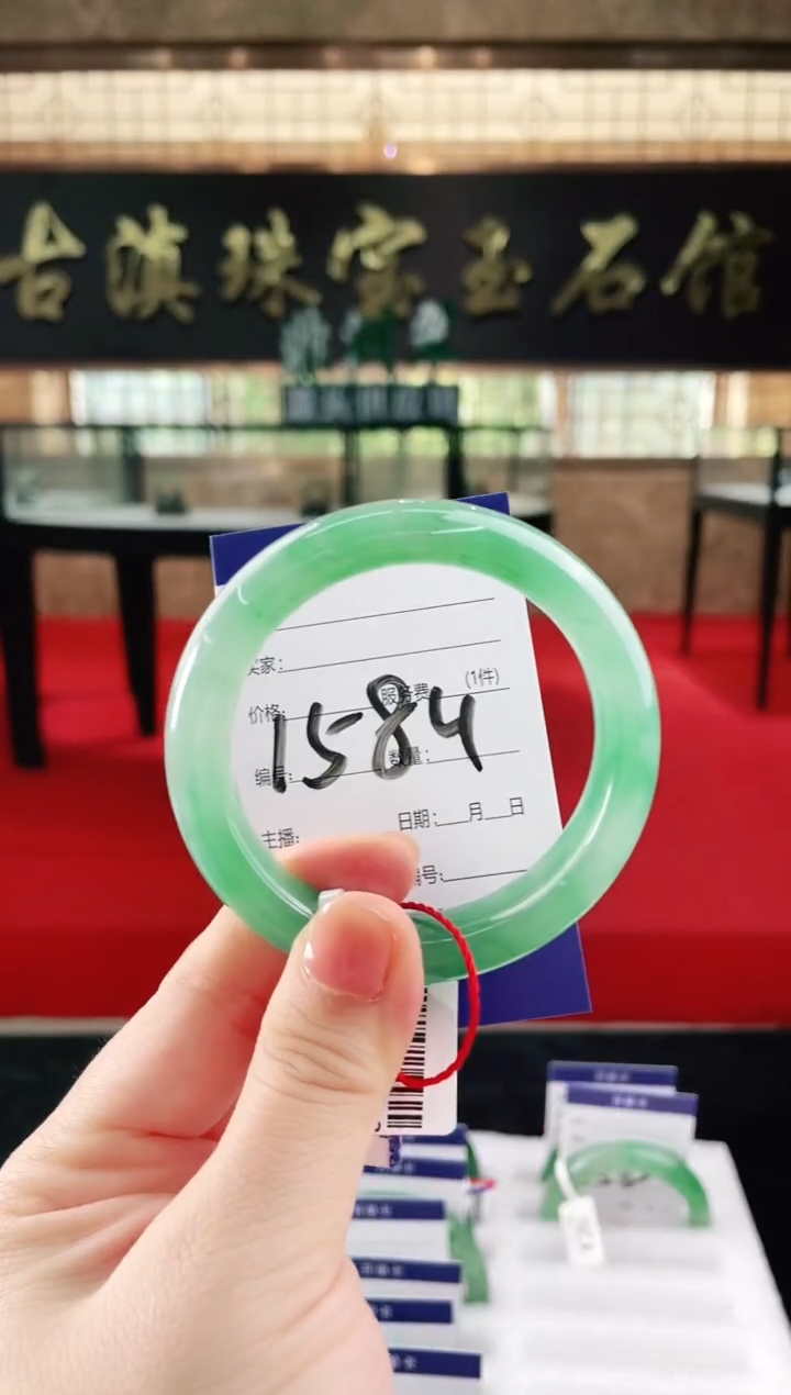未镶嵌手镯石英质玉（非洲翠）微瑕介意勿拍