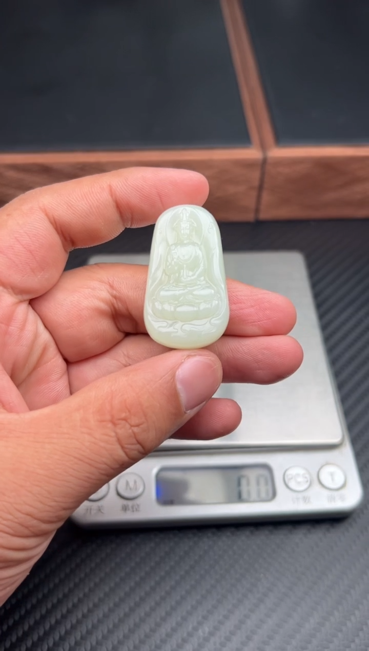 吊坠(赠链)未镶嵌和田玉且末微色差迪克兰一细