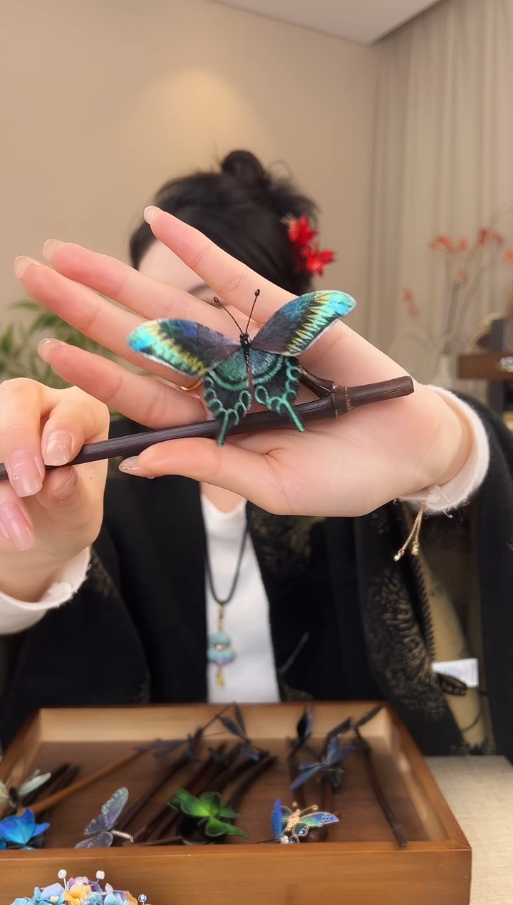 刺绣?***?手绘颤颤蝶发簪