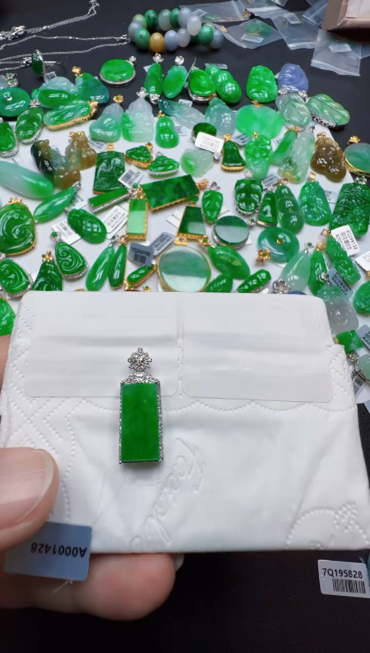 【闪购商品】翡翠吊坠(不含链)18K金镶嵌4980