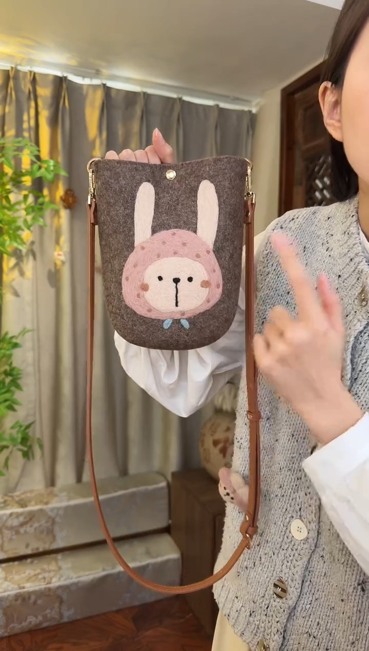 羊毛非遗羊毛毡包 手机包兔子