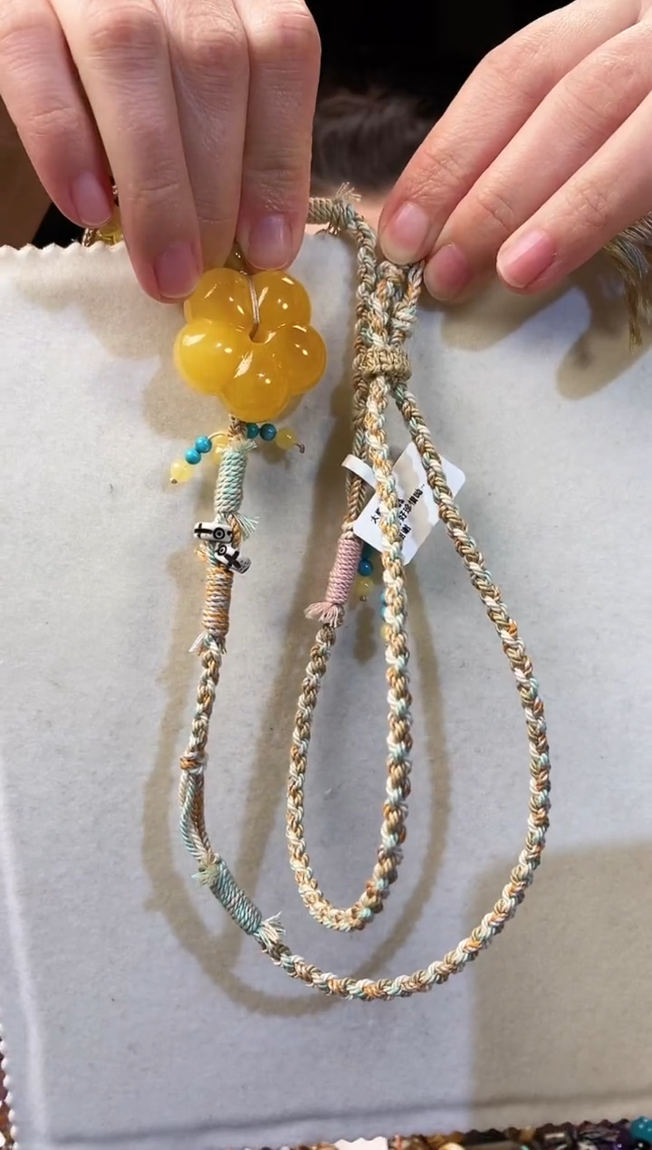 蜜蜡项链未镶嵌是***?焦皮料五瓣花 有米花项链