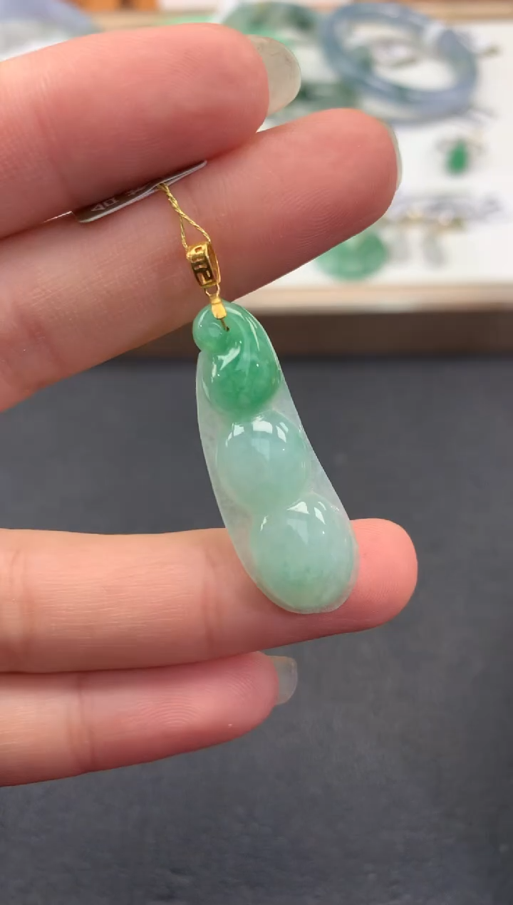 颈饰18K金镶嵌翡翠退货需吊牌标签完好