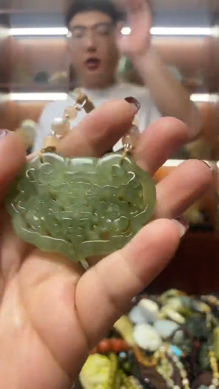 未镶嵌蛇纹石玉吊坠    