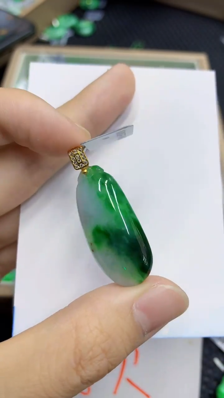 翡翠未镶嵌颈饰             1