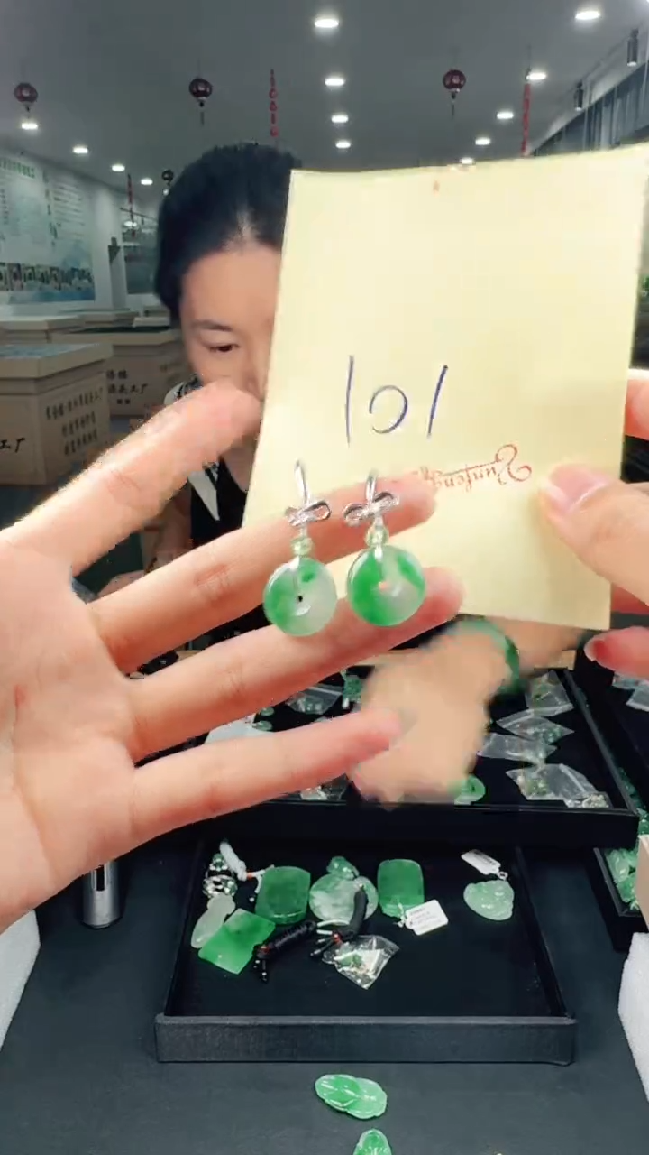 未镶嵌石英质玉（非洲翠）耳钉101