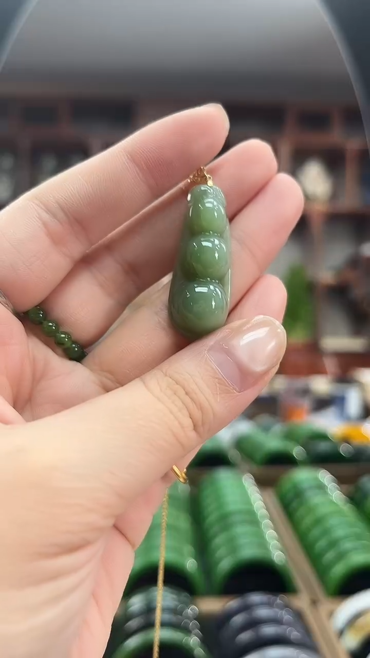 颈饰18K金镶嵌和田玉福豆