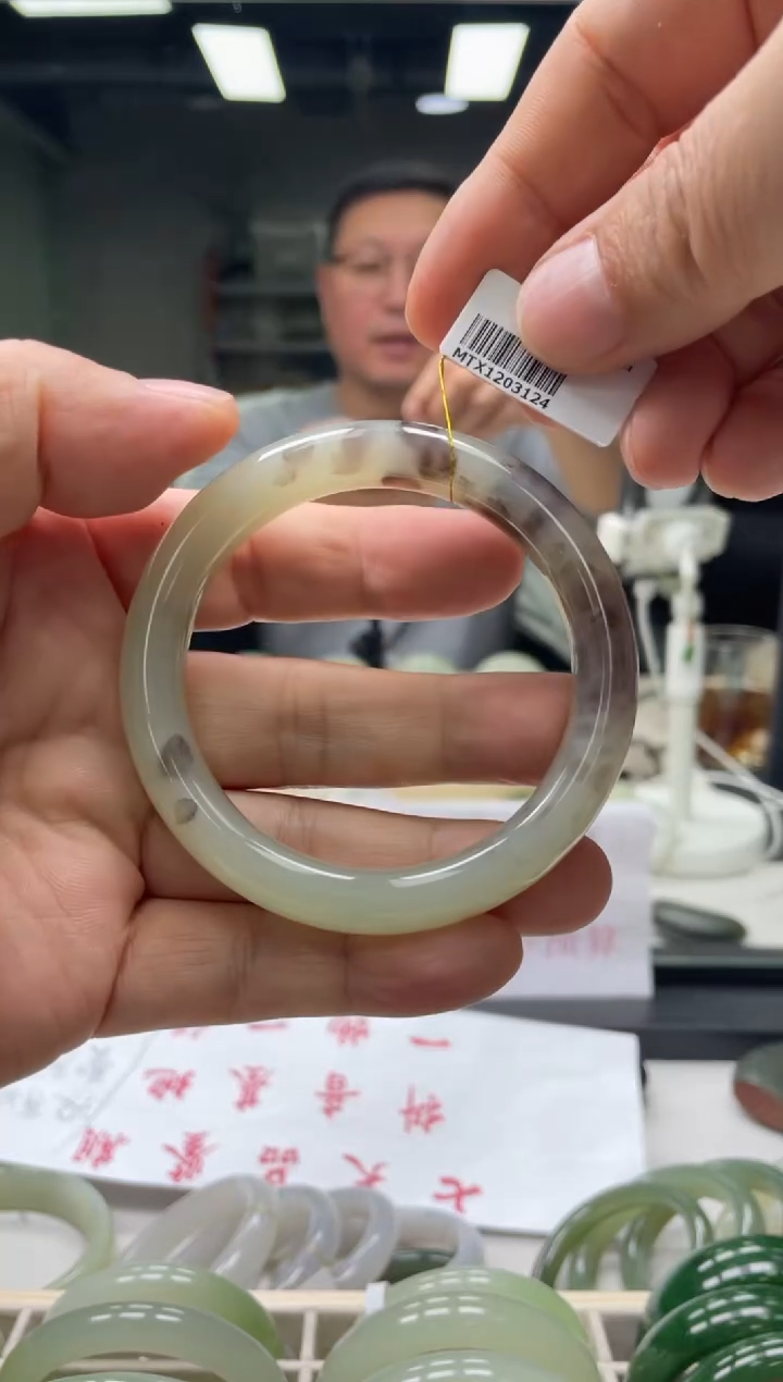 【闪购商品】和田玉手镯未镶嵌编码3124 圈口58-59