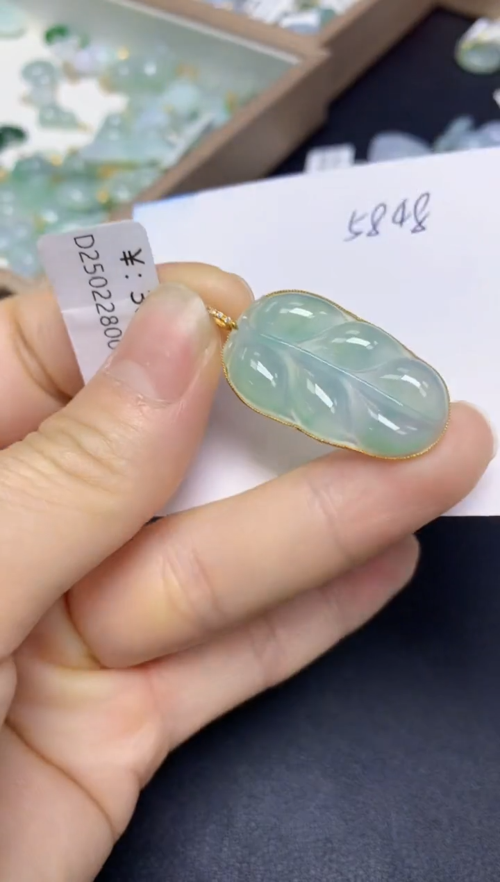 【闪购商品】翡翠挂件18K金镶嵌天然翡翠A货