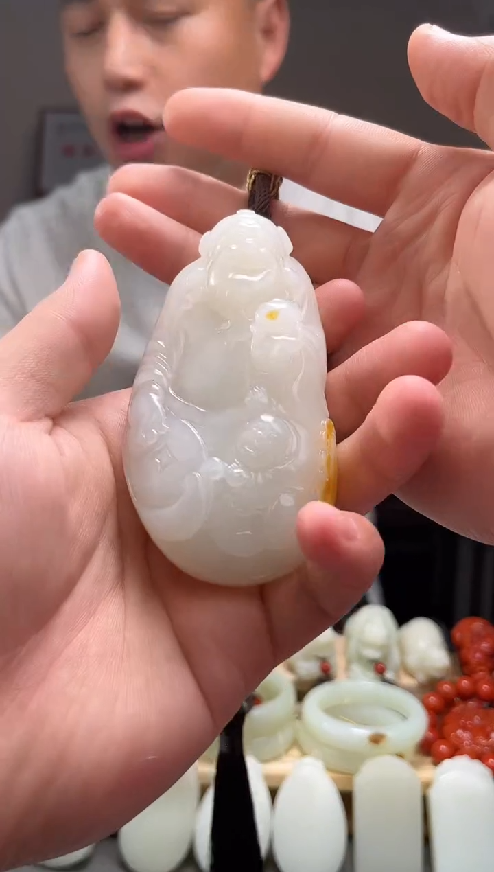 颈饰未镶嵌和田玉吊坠