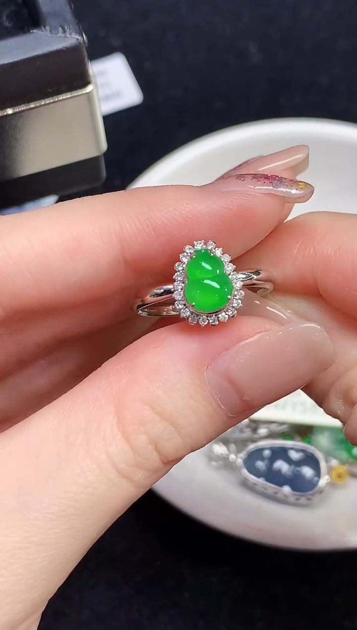 18K金镶嵌戒指翡翠LSR多样性发其一