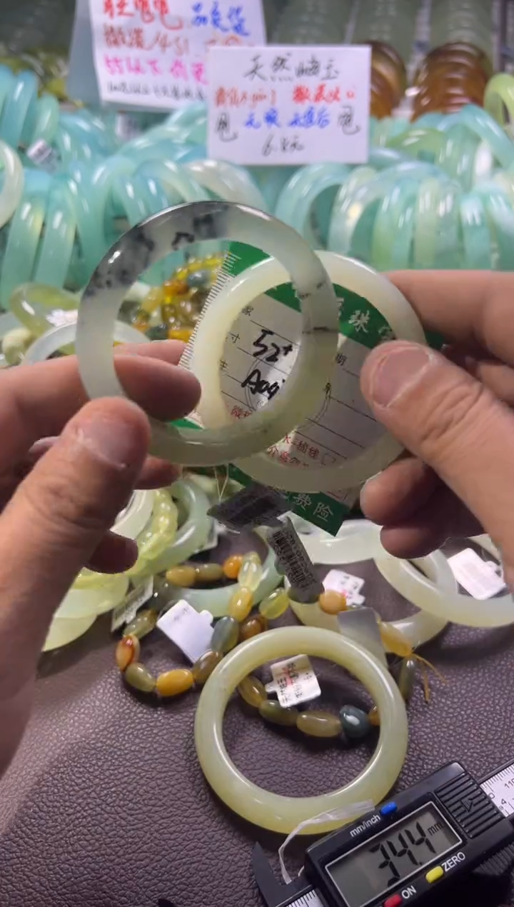 未镶嵌蛇纹石玉手镯1