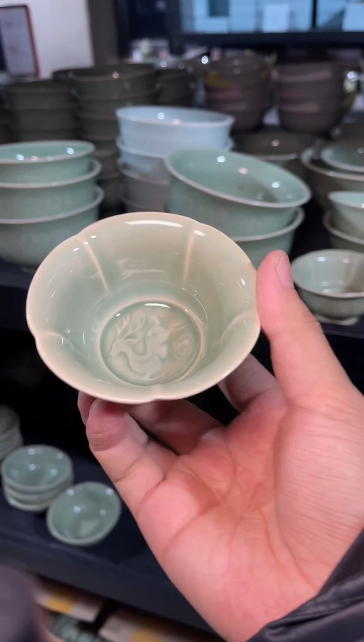 微瑕 青釉 五福出筋杯1只