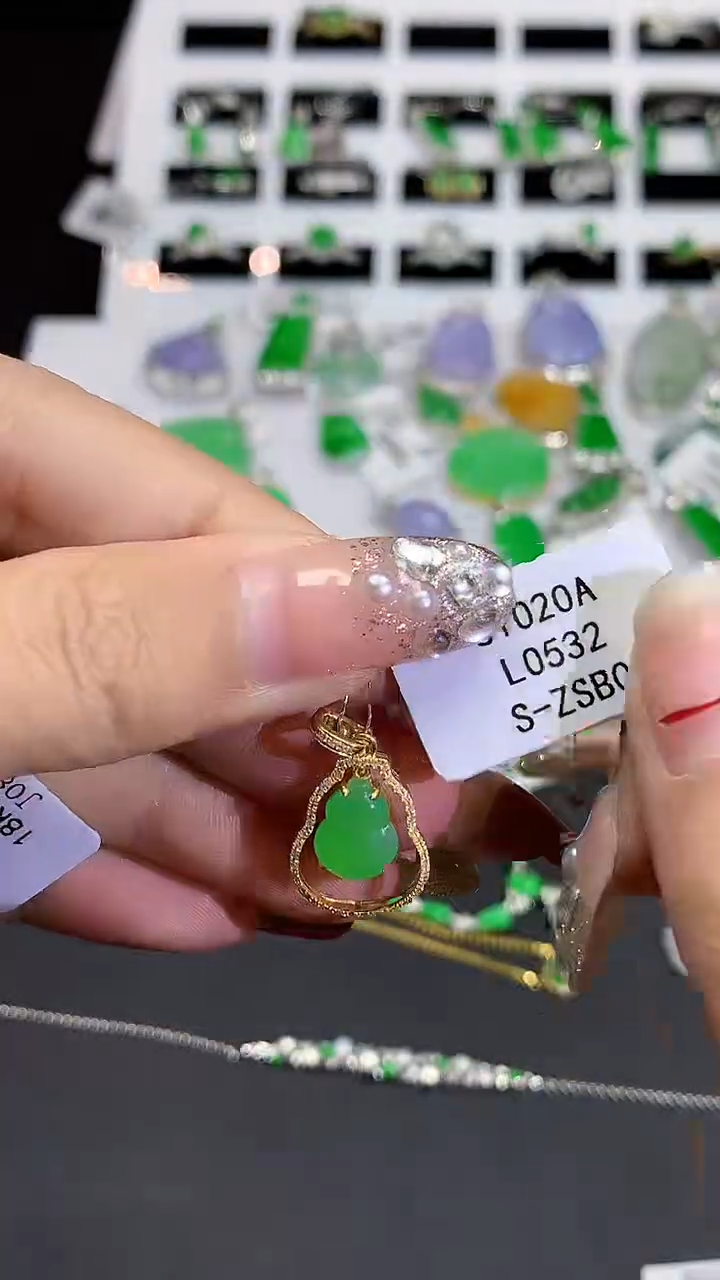 【闪购商品】翡翠吊坠(不含链)18K金镶嵌多样性发其一L0532