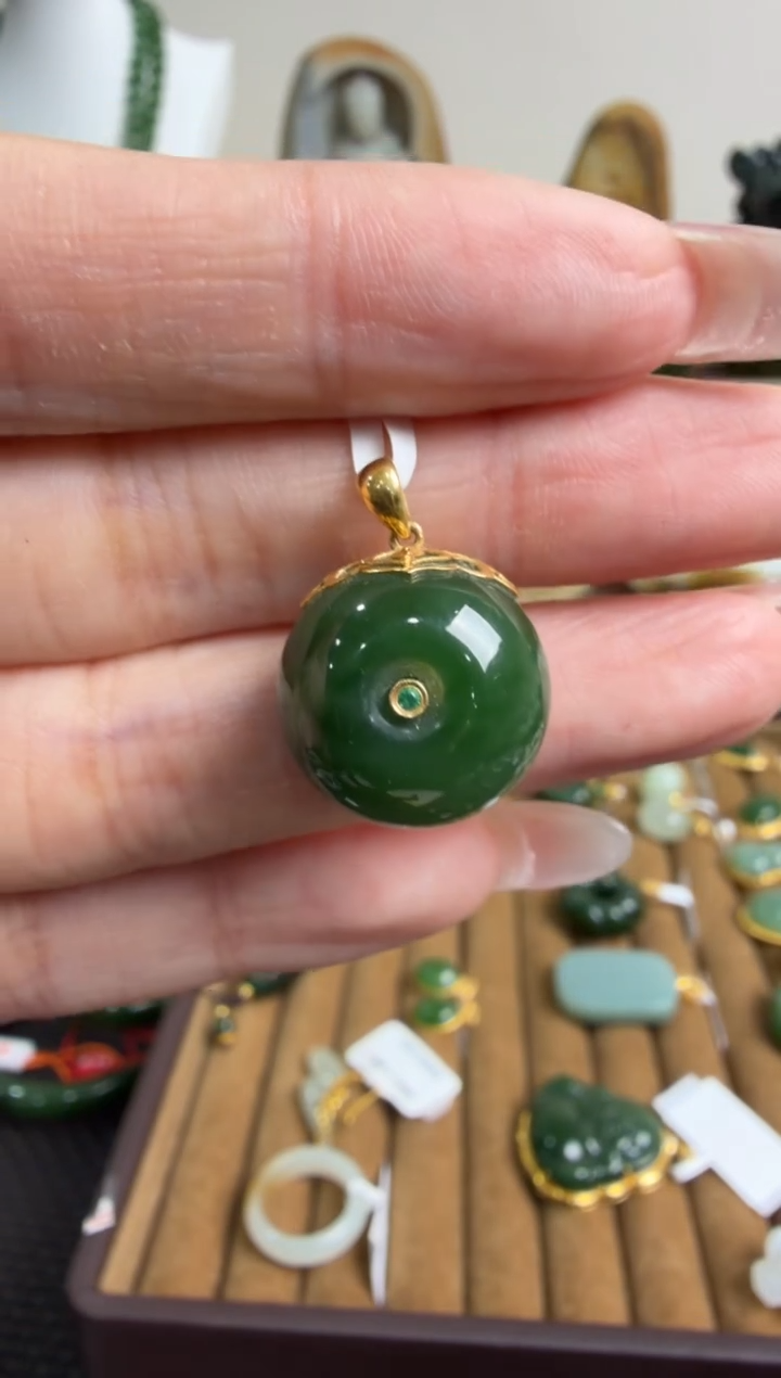 颈饰18K金镶嵌和田玉挂件