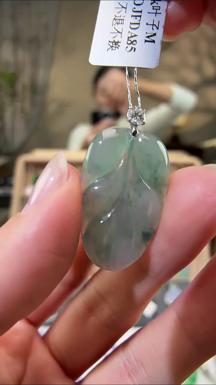 项链18K金镶嵌翡翠要