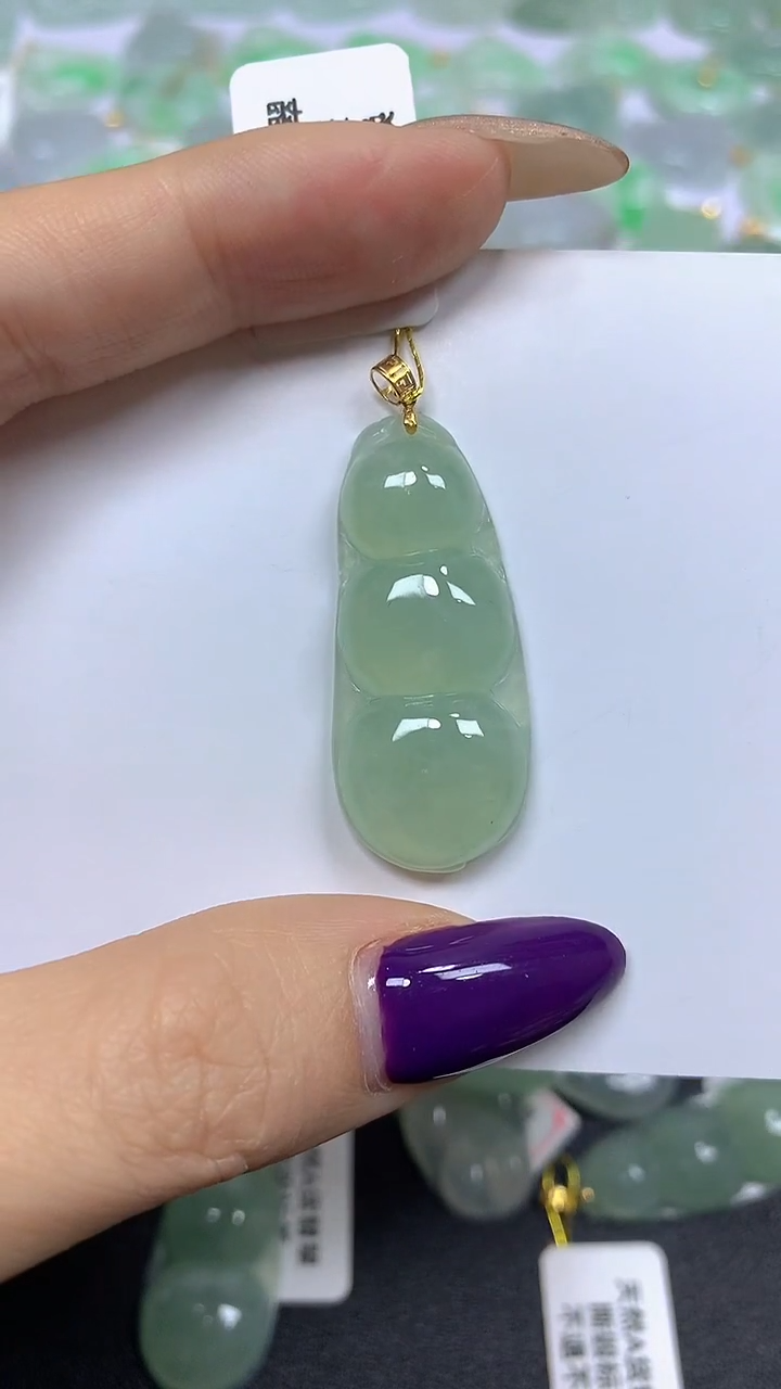 颈饰18K金镶嵌翡翠 