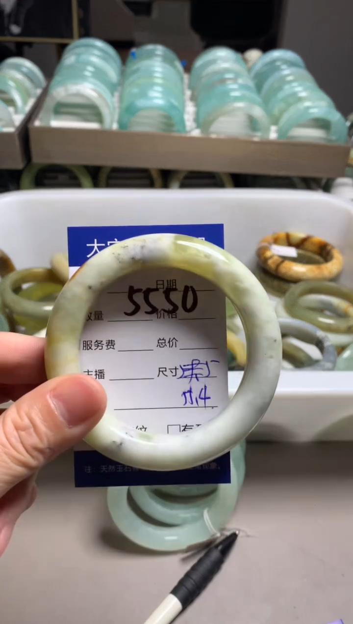 【闪购商品】蛇纹石玉手镯未镶嵌5550