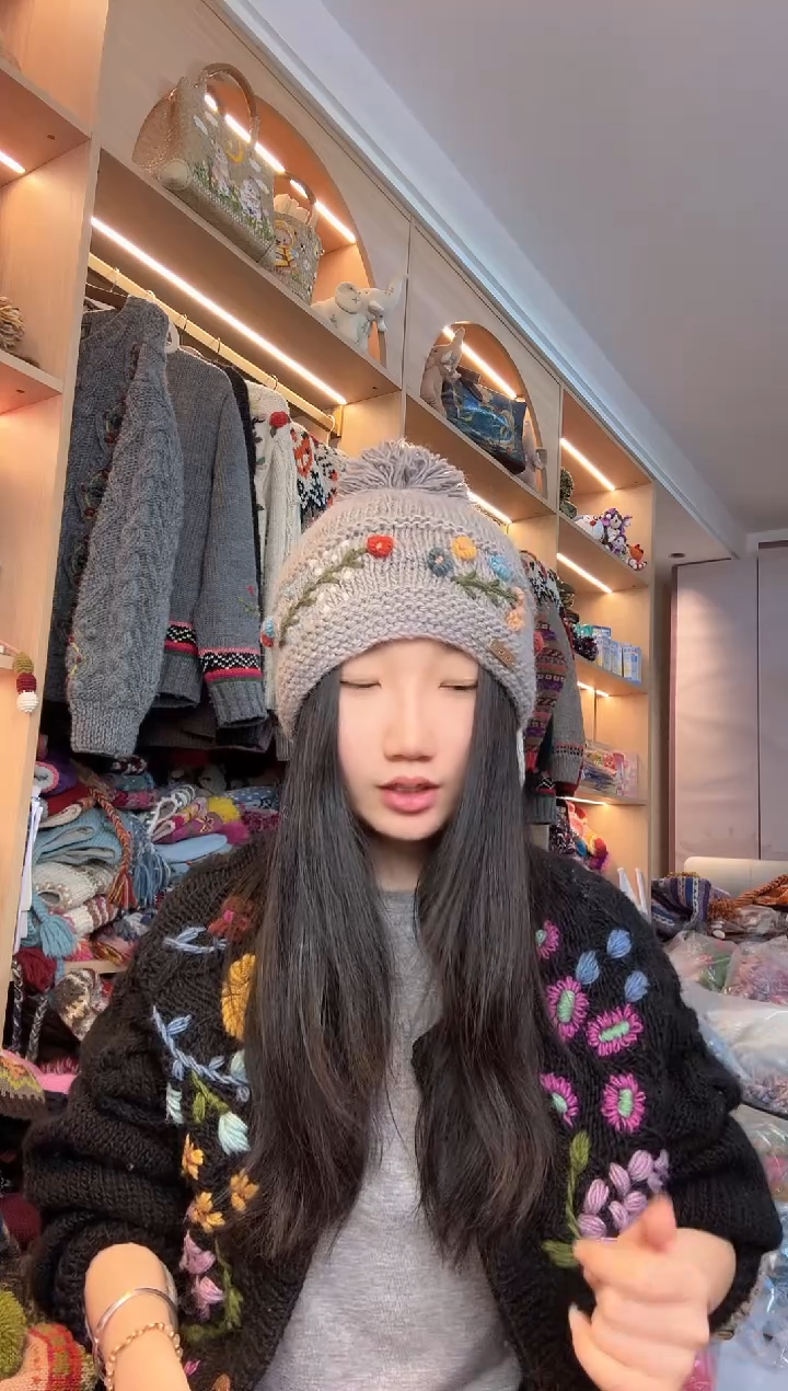 羊毛深灰色刺绣单球帽
