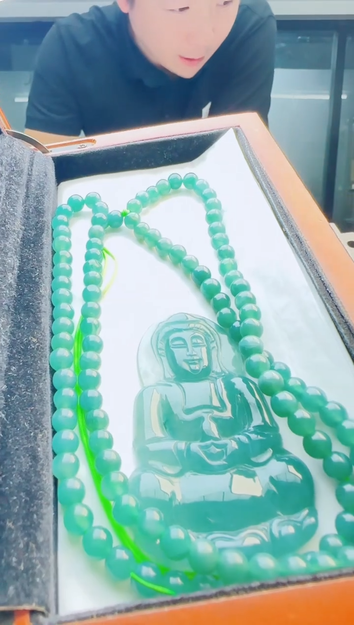 翡翠未镶嵌颈饰多样性发货其中一件