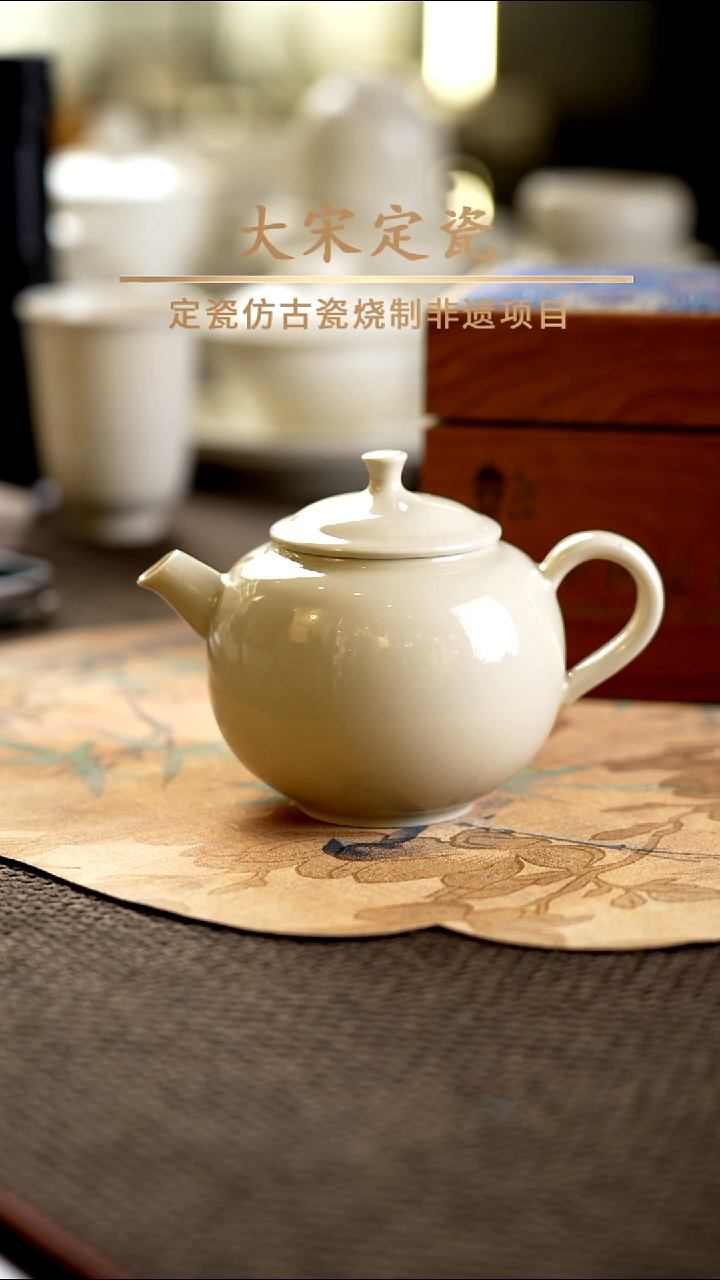 微瑕 茶壶 带有一个小矿点