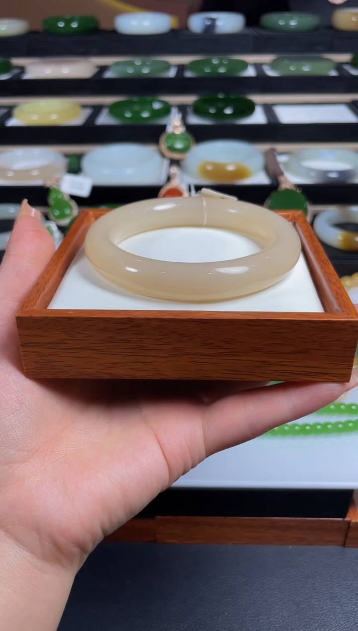 【闪购商品】和田玉手镯未镶嵌57