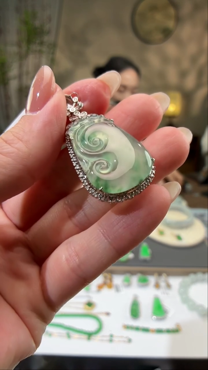 吊坠(赠链)18K金镶嵌翡翠如意