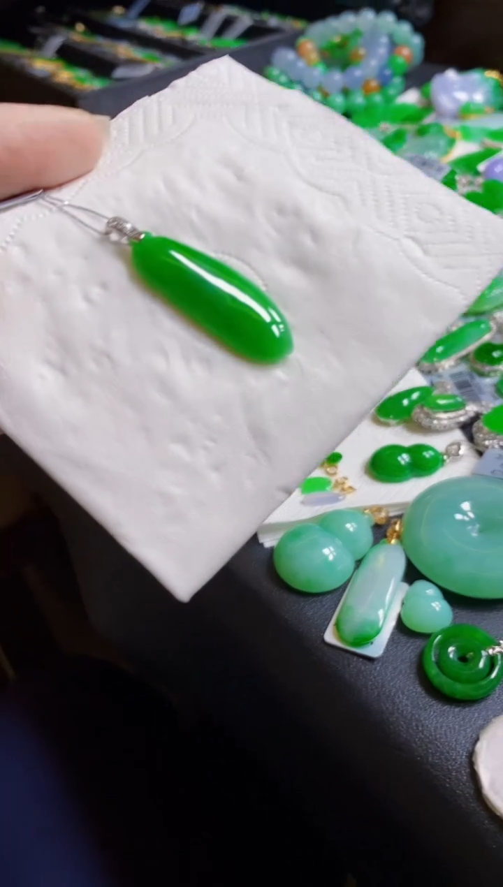 翡翠18K金镶嵌颈饰瓜