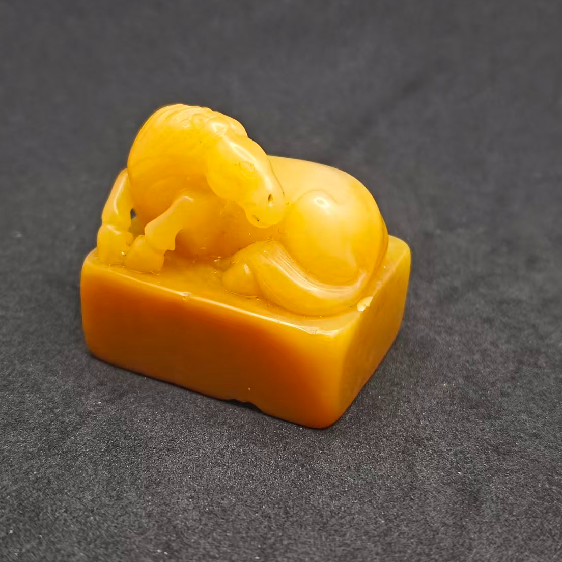 5G57 清 田黄马钮印章