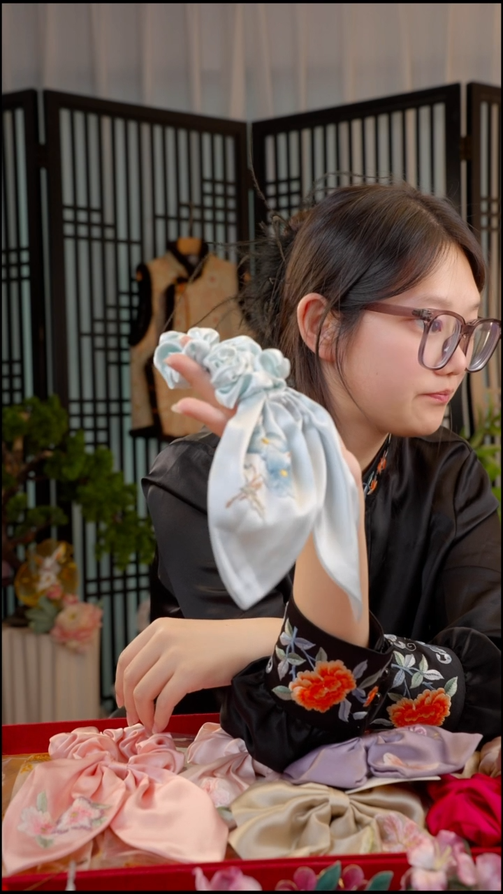 刺绣爱****梨非遗绒花苏绣饰品