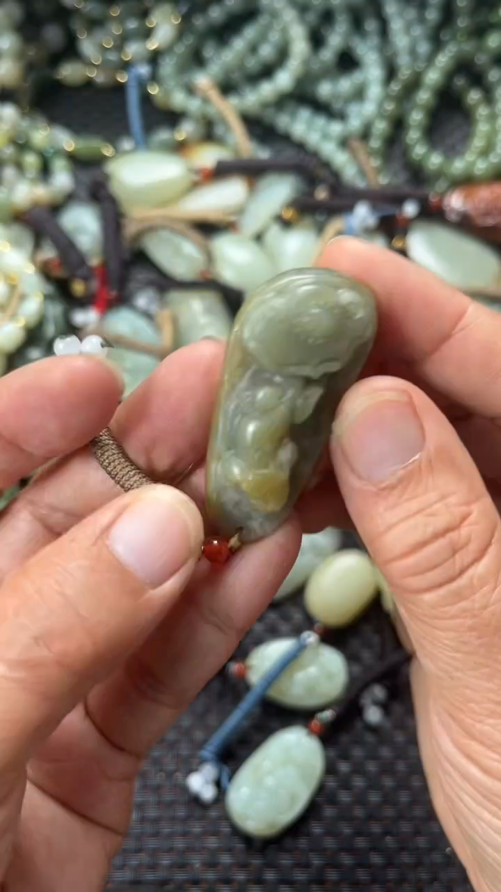 和田玉未镶嵌颈饰（多样性发一件）没有证书有瑕