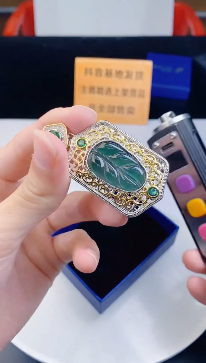 颈饰未镶嵌翡翠  