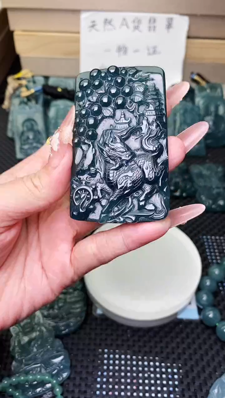 颈饰未镶嵌翡翠 