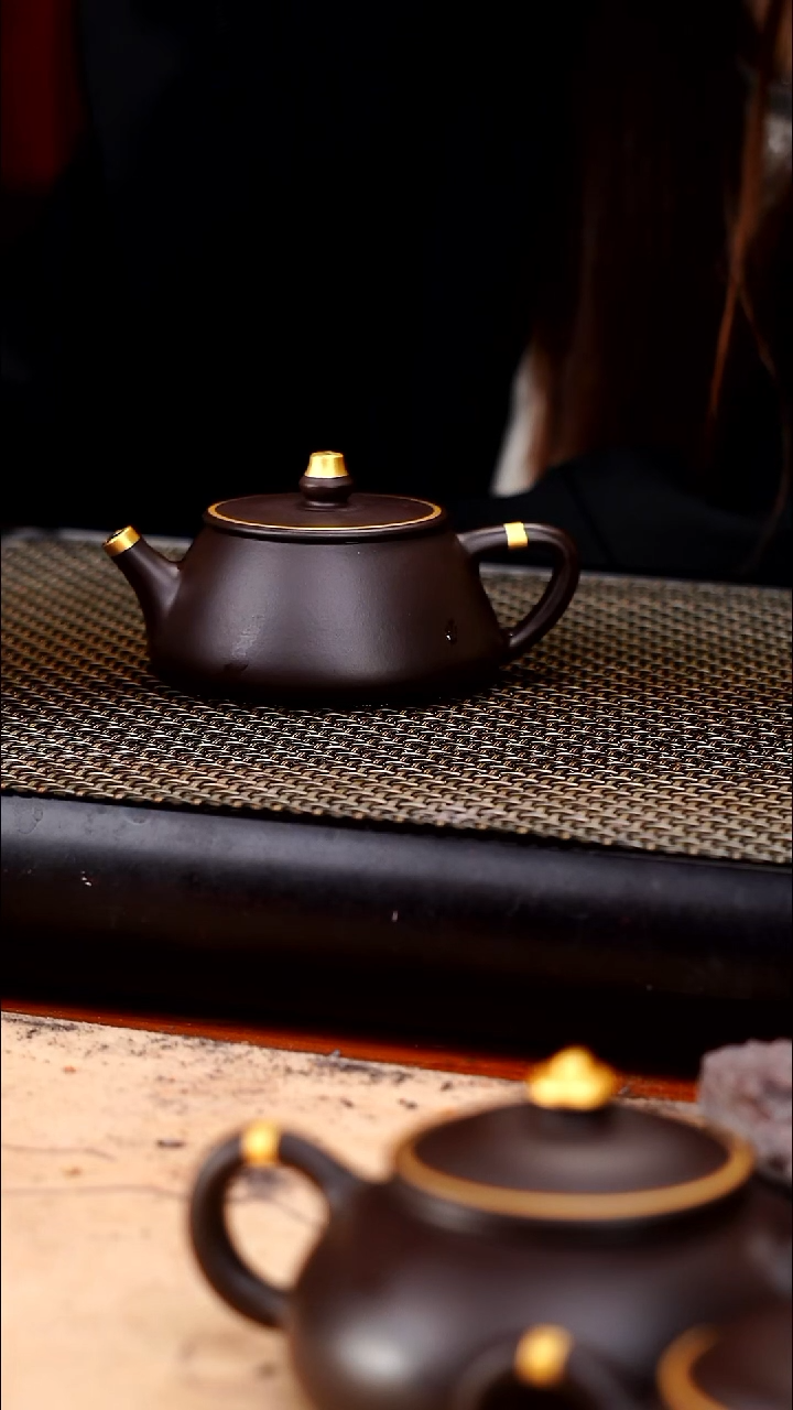 茶壶紫砂封***护四号井茄皮紫泥描金平盖石瓢120cc