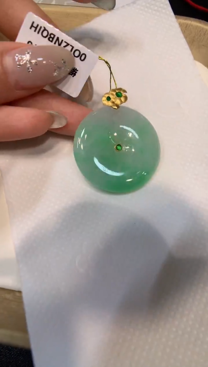 颈饰18K金镶嵌翡翠平安扣