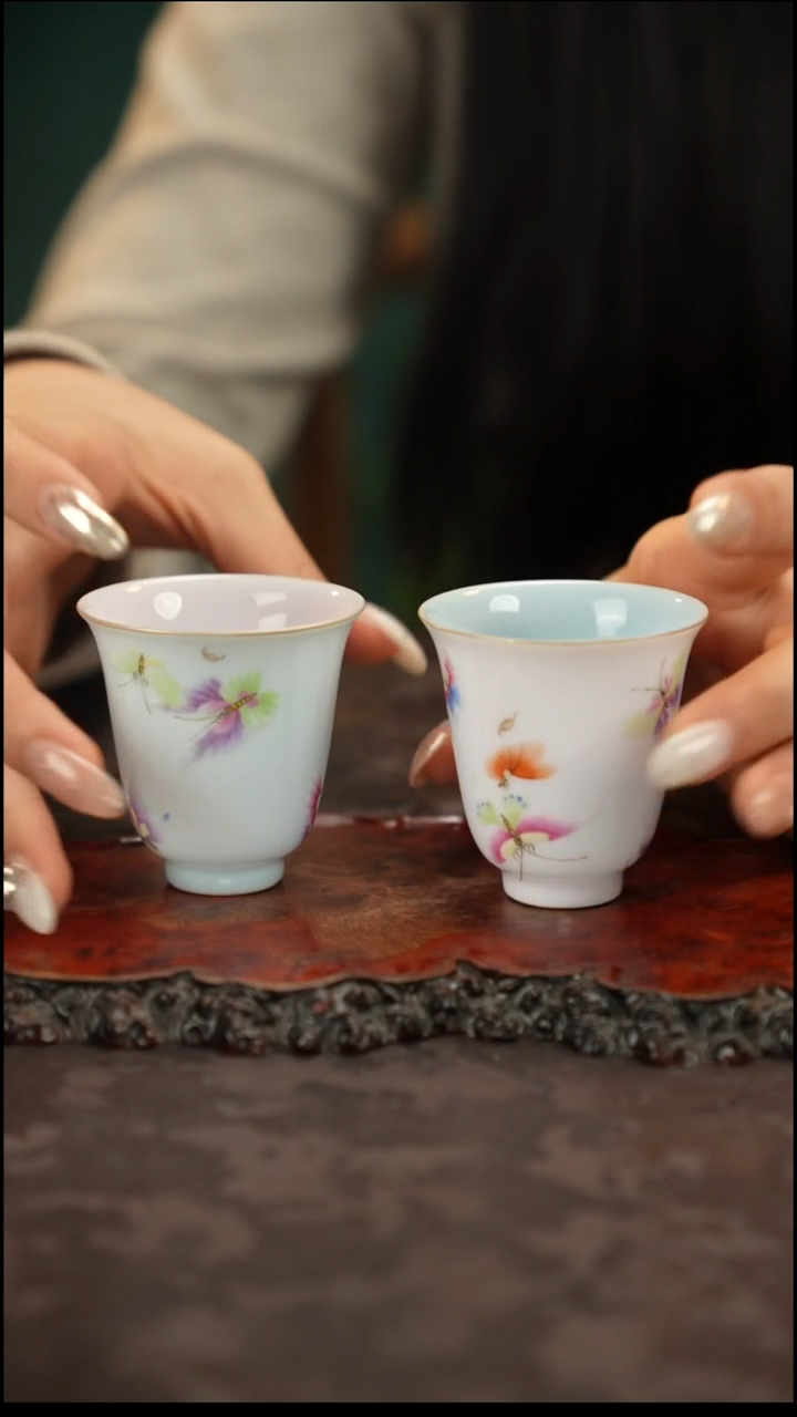 青花手绘花卉主人杯