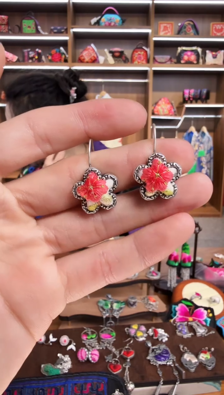 【闪购商品】织绣191蒙阿苏苗绣传承