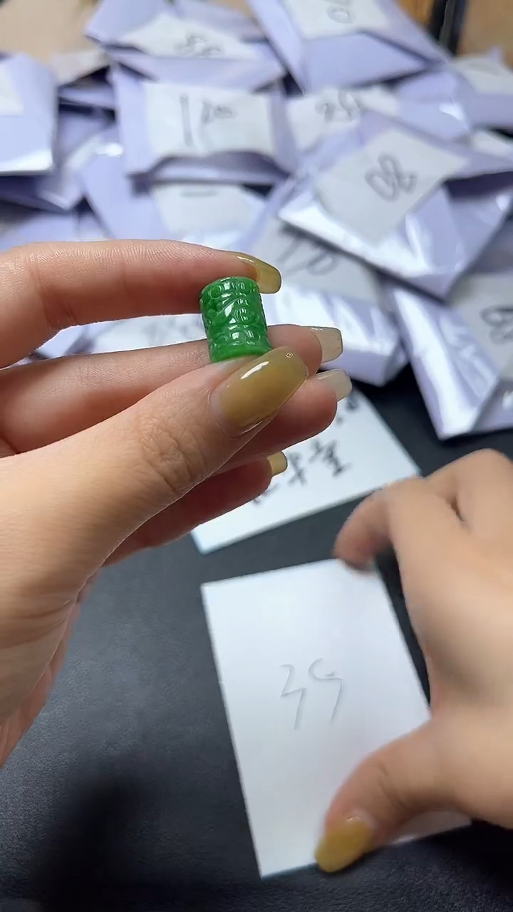 翡翠未镶嵌颈饰时尚精品 一物一拍