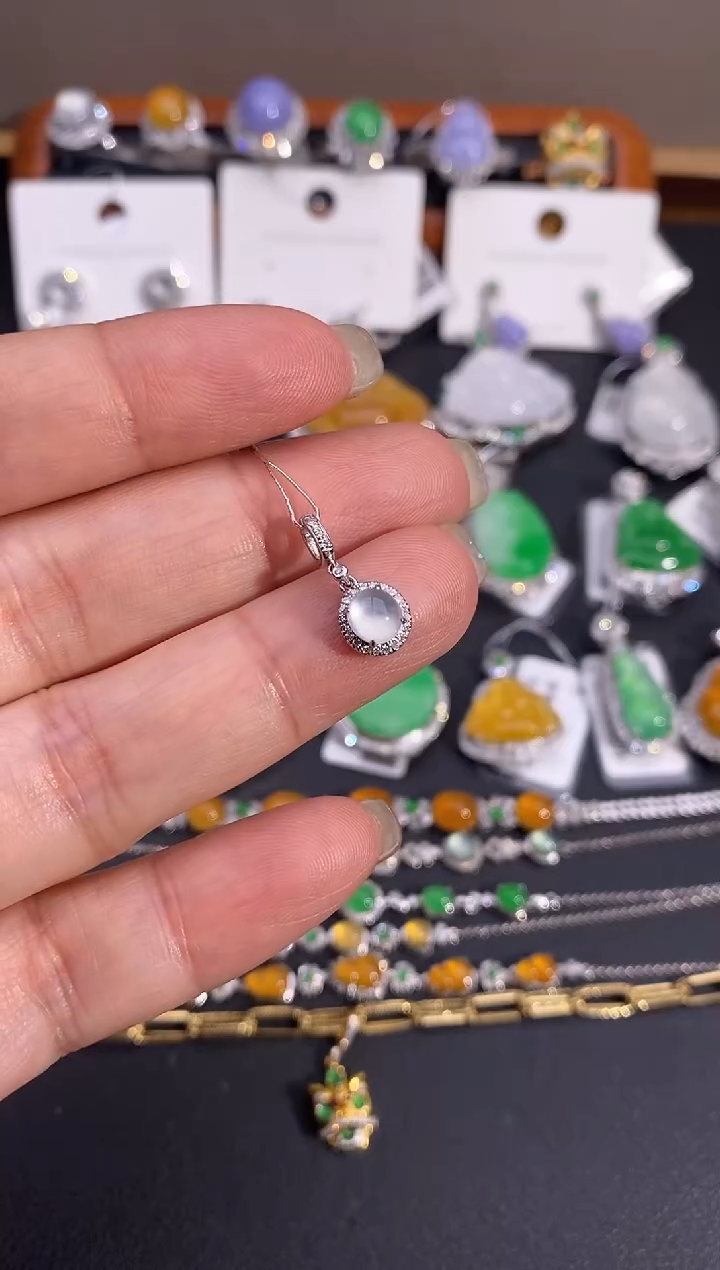 【闪购商品】翡翠吊坠(不含链)18K金镶嵌吊坠