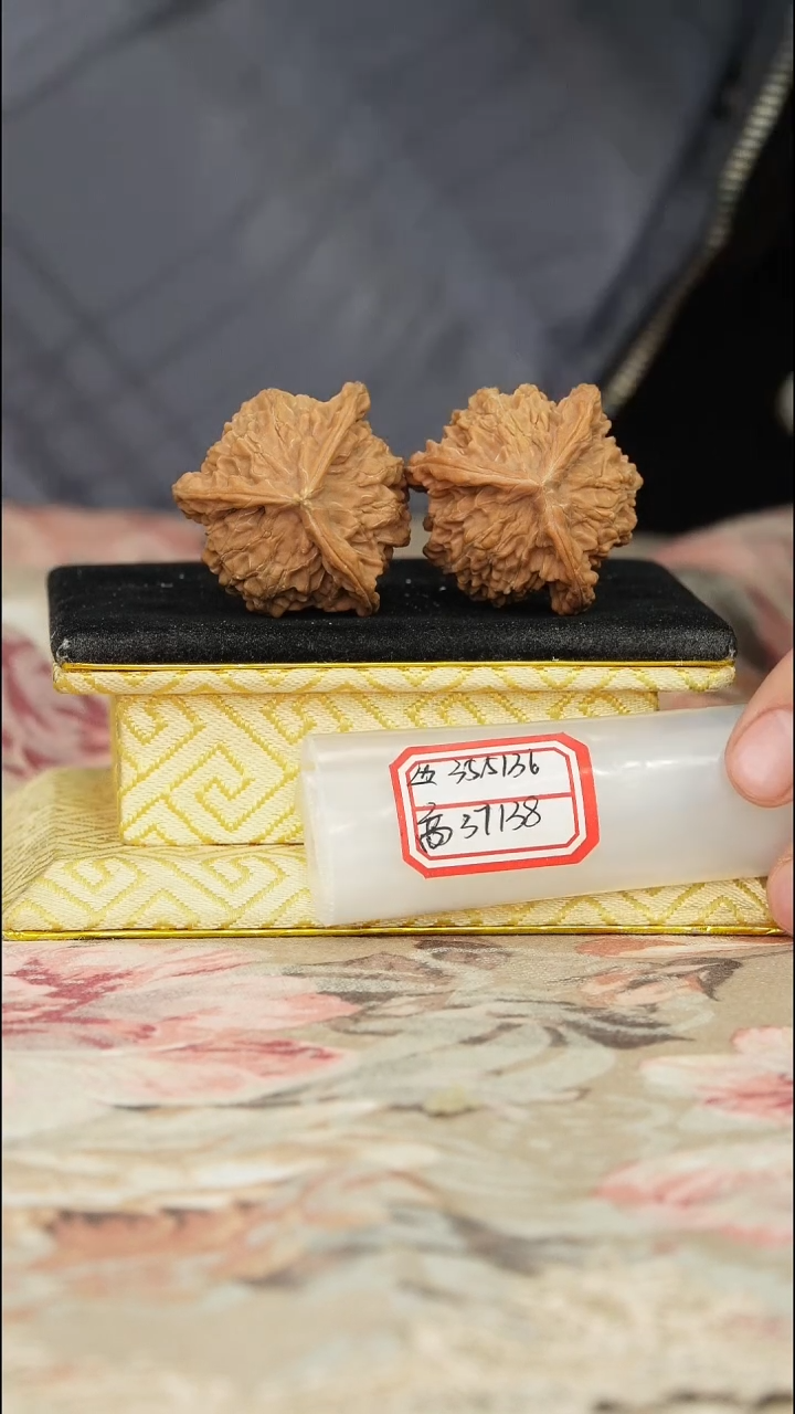 【闪购商品】文玩核桃把件盘山三棱