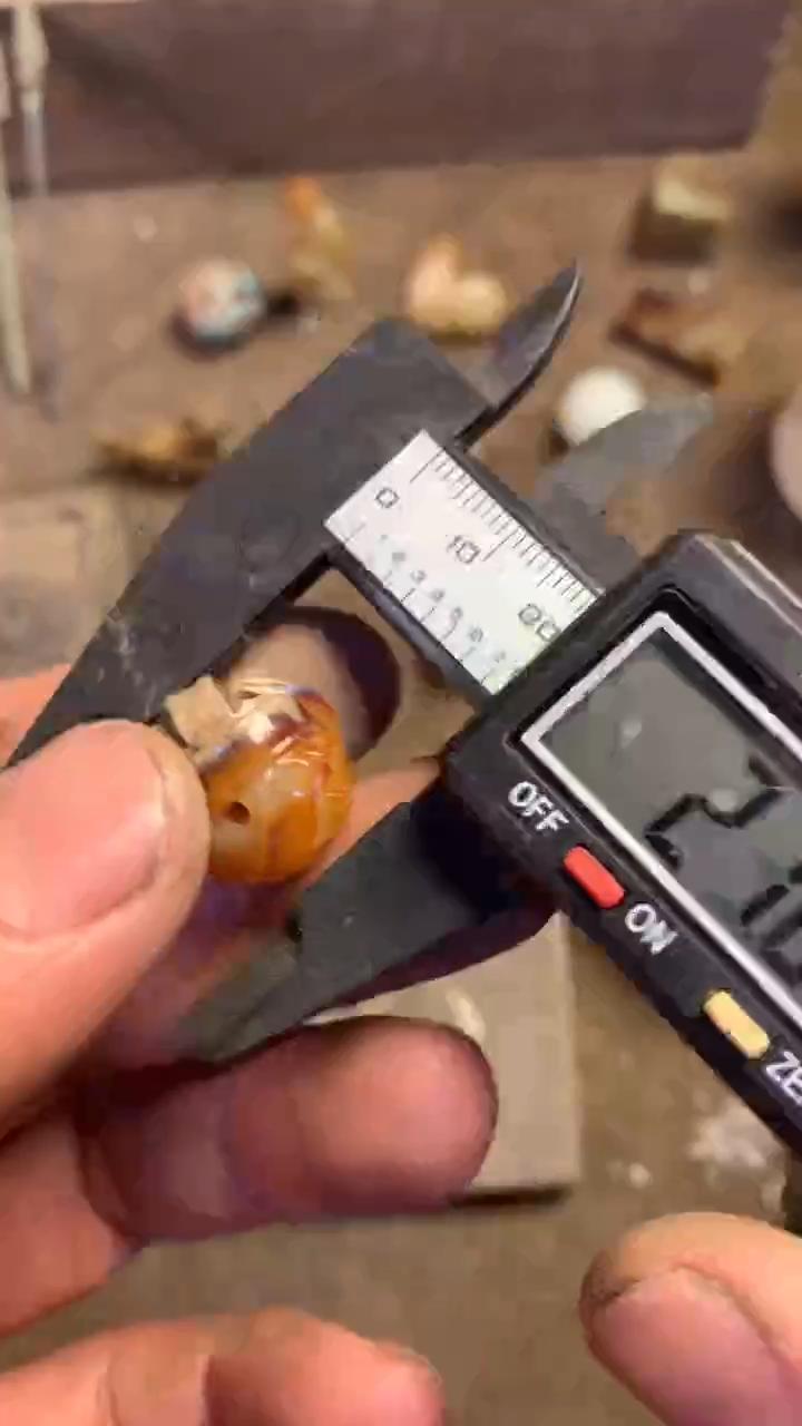 【闪购商品】透闪石质玉车挂未镶嵌1