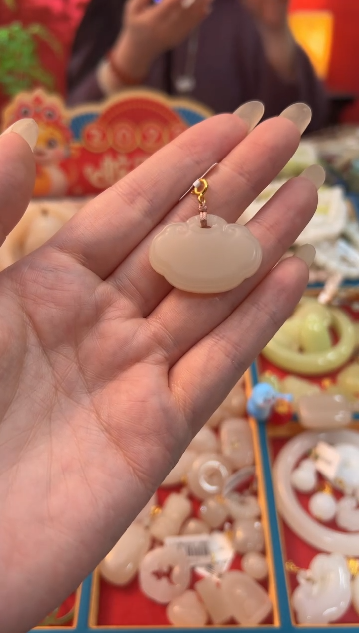 【闪购商品】和田玉吊坠未镶嵌藕粉素面古风如意锁