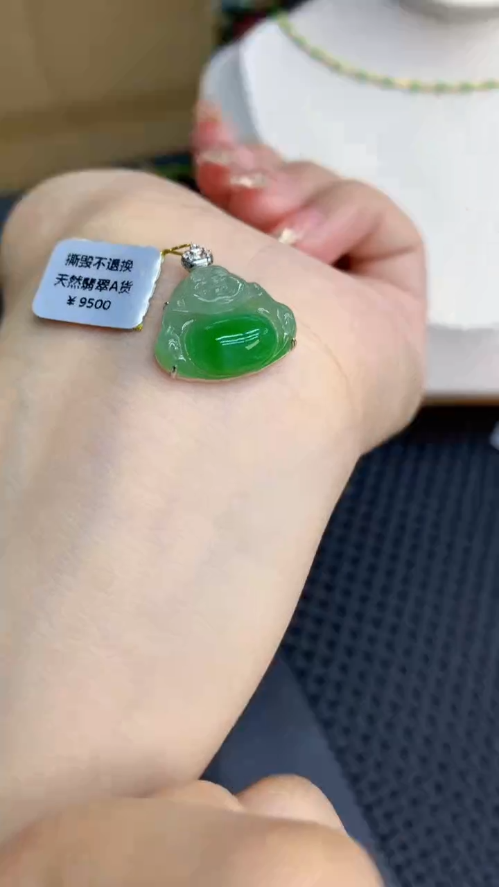 翡翠18K金镶嵌颈饰            8